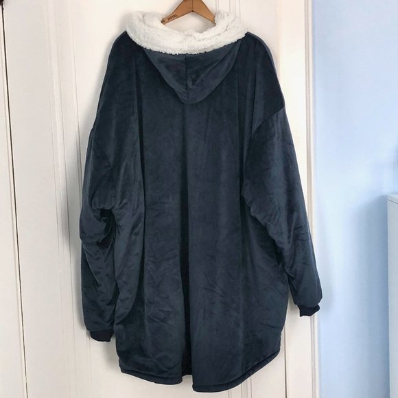 The Comfy Wearable Blanket - Picture 2 of 8